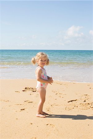 portrait in cute child girl - Little girl at the beach Foto de stock - Sin royalties Premium, Código: 632-08886844