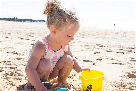 Little girl playing in sand on beach Foto de stock - Sin royalties Premium, Código: 632-08886850