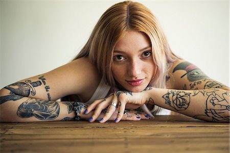 simsearch:632-08886605,k - Tattooed woman, portrait Stockbilder - Premium RF Lizenzfrei, Bildnummer: 632-08886877