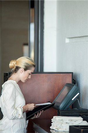 simsearch:632-08886905,k - Waitress using computerized cash register in restaurant Stock Photo - Premium Royalty-Free, Code: 632-08886903