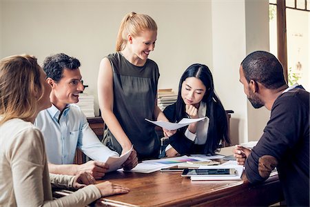 projecting (cast image onto surface) - Colleagues meeting in casual office Foto de stock - Sin royalties Premium, Código: 632-08886938