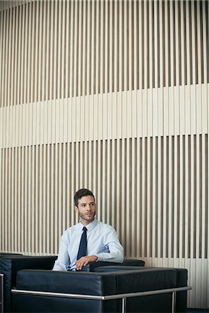 simsearch:693-07456215,k - Businessman waiting in lobby Foto de stock - Royalty Free Premium, Número: 632-08886967