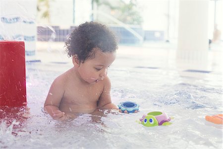 simsearch:632-05760001,k - Little girl playing with toys in wading pool Photographie de stock - Premium Libres de Droits, Code: 632-08886979