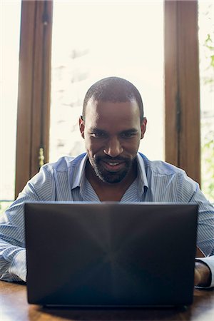 productivité - Man using laptop computer Photographie de stock - Premium Libres de Droits, Code: 632-08887034