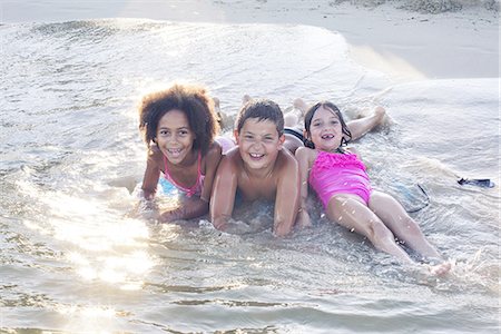 portrait of siblings at the beach - Children playing in water Photographie de stock - Premium Libres de Droits, Code: 632-08887065