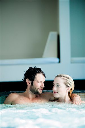 simsearch:632-06029993,k - Couple relaxing together in jacuzzi Photographie de stock - Premium Libres de Droits, Code: 632-08993461