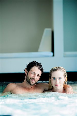 simsearch:632-06029993,k - Couple relaxing together in jacuzzi, portrait Photographie de stock - Premium Libres de Droits, Code: 632-08993462