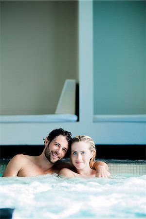 simsearch:632-06029993,k - Couple relaxing together in jacuzzi Photographie de stock - Premium Libres de Droits, Code: 632-08993463