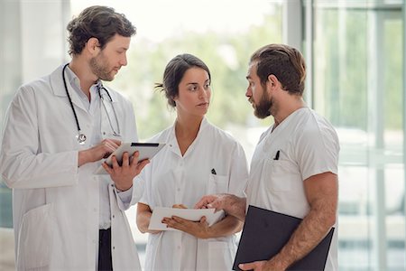 people looking at each other - Healthcare workers conferring with each other Stock Photo - Premium Royalty-Free, Code: 632-08993558