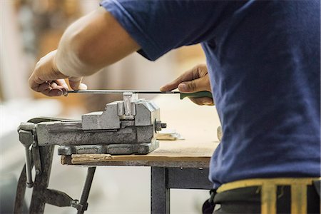 Man using file and vise in workshop, cropped Photographie de stock - Premium Libres de Droits, Code: 632-08993642