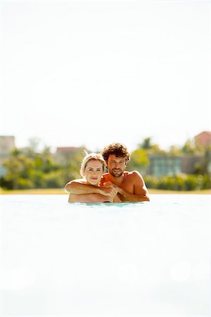 simsearch:632-06029993,k - Couple relaxing together in lake Photographie de stock - Premium Libres de Droits, Code: 632-08993660