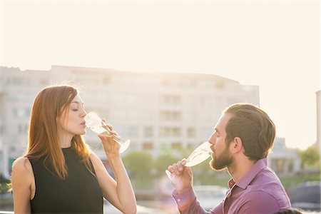 simsearch:614-06443045,k - Couple drinking champagne together outdoors Foto de stock - Royalty Free Premium, Número: 632-08993674