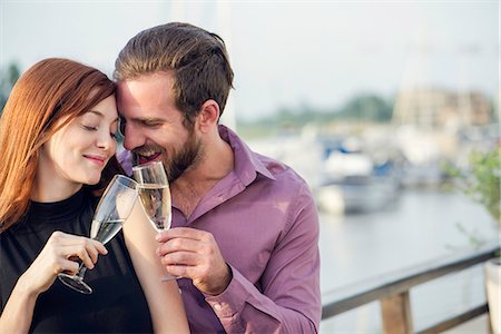 simsearch:614-06443045,k - Couple drinking champagne together Foto de stock - Royalty Free Premium, Número: 632-08993676