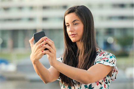 simsearch:632-08886875,k - Woman taking selfie using smart phone Foto de stock - Sin royalties Premium, Código: 632-08993670