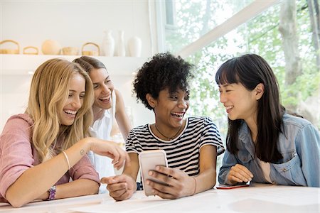 simsearch:632-08331610,k - Young women looking at smartphone and laughing together Stock Photo - Premium Royalty-Free, Code: 632-08993687