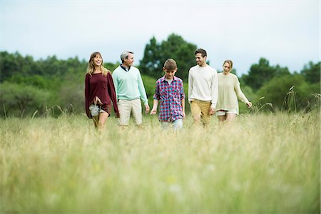 simsearch:632-09021577,k - Family walking together in field of tall grass Photographie de stock - Premium Libres de Droits, Code: 632-09021390