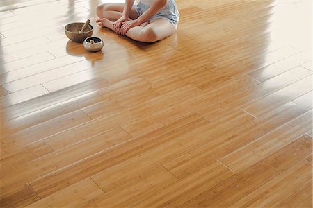 Woman sitting on floor by singing bowls Foto de stock - Sin royalties Premium, Código: 632-09021452