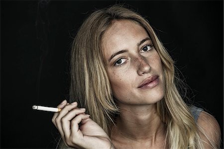 simsearch:632-07539962,k - Young woman holding cigarette, portrait Foto de stock - Sin royalties Premium, Código: 632-09021567