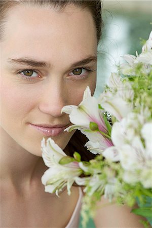 Young woman smelling bouquet of fresh flowers Foto de stock - Sin royalties Premium, Código: 632-09021620