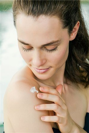 simsearch:632-07540029,k - Woman applying moisturizer to shoulder Stock Photo - Premium Royalty-Free, Code: 632-09021622