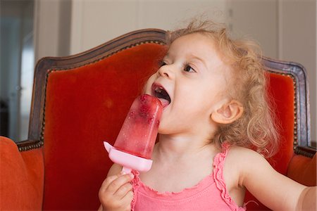 female sticking tongue out - Little girl eating popsicle Foto de stock - Sin royalties Premium, Código: 632-09039732