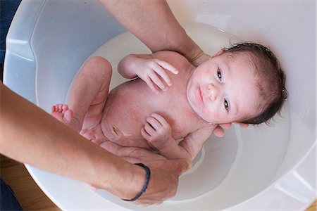 simsearch:632-01613298,k - New born baby taking bath Foto de stock - Royalty Free Premium, Número: 632-09039875