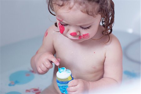 finger painting - Little girl playing in bathtub Stock Photo - Premium Royalty-Free, Code: 632-09039935