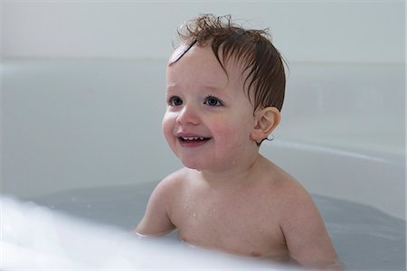 simsearch:632-07674580,k - Little boy taking bath Photographie de stock - Premium Libres de Droits, Code: 632-09039938