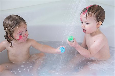 playing in water - Children playing in bathtub Stock Photo - Premium Royalty-Free, Code: 632-09039940