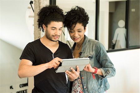 Couple using digital tablet together Photographie de stock - Premium Libres de Droits, Code: 632-09040029