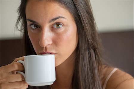 simsearch:632-03754566,k - Woman drinking coffee Foto de stock - Sin royalties Premium, Código: 632-09040089