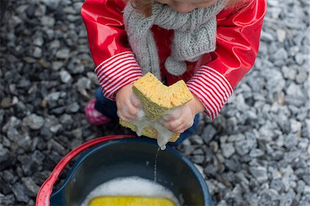 regenmantel - Child holding soapy sponge Stockbilder - Premium RF Lizenzfrei, Bildnummer: 632-09040113