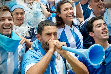 Argentinian football fans watching football match Photographie de stock - Premium Libres de Droits, Code: 632-09130107