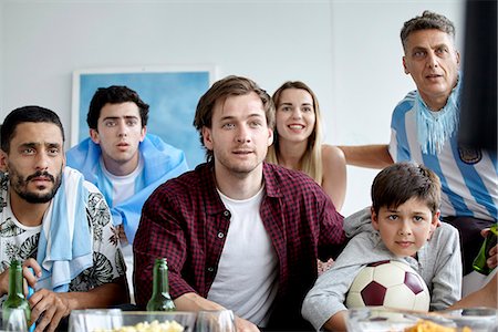 Argentinian football fans watching match on TV at home Foto de stock - Sin royalties Premium, Código: 632-09130169