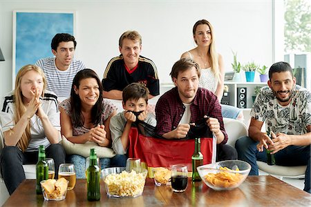 German football fans watching football match at home Photographie de stock - Premium Libres de Droits, Code: 632-09130163