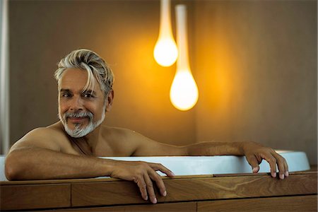 simsearch:632-09140278,k - Man soaking in hot tub Stockbilder - Premium RF Lizenzfrei, Bildnummer: 632-09140276