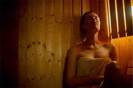 simsearch:632-07809455,k - Woman relaxing in sauna Foto de stock - Sin royalties Premium, Código: 632-09140292