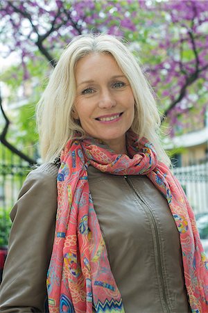 städtetrips - Mature woman smiling outdoors, portrait Stockbilder - Premium RF Lizenzfrei, Bildnummer: 632-09140316