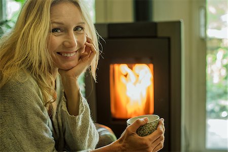 simsearch:632-09140316,k - Mature woman relaxing with coffee at home, portrait Foto de stock - Sin royalties Premium, Código: 632-09140328