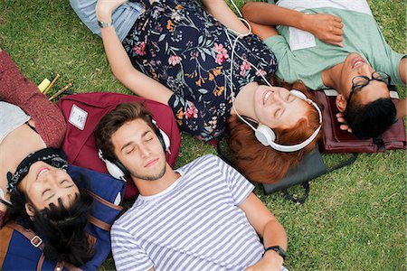 Friends relaxing together on lawn Photographie de stock - Premium Libres de Droits, Code: 632-09157967