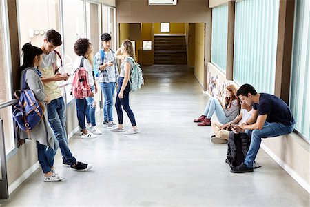 students campus phones - Students killing time in corridor between classes Photographie de stock - Premium Libres de Droits, Code: 632-09158032