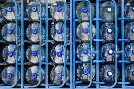 simsearch:632-03779483,k - Rows of water bottles arranged in warehouse Foto de stock - Sin royalties Premium, Código: 632-09162547