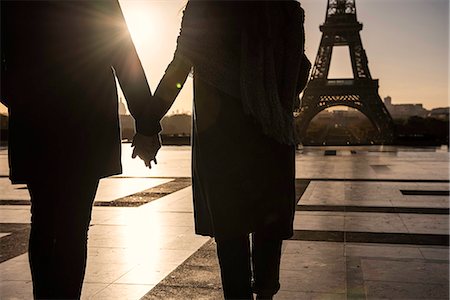 simsearch:632-05554168,k - Couple walking towards Eiffel Tower Photographie de stock - Premium Libres de Droits, Code: 632-09162607