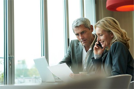 Businesspeople working in cafeteria Photographie de stock - Premium Libres de Droits, Code: 632-09162641