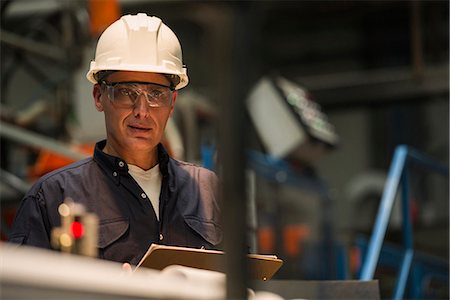 Factory worker with clipboard in factory Stock Photo - Premium Royalty-Free, Code: 632-09162751