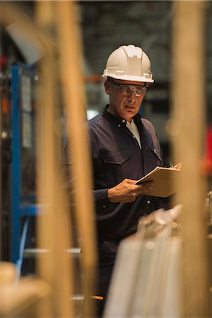 Factory worker with clipboard in factory Stock Photo - Premium Royalty-Free, Code: 632-09162752