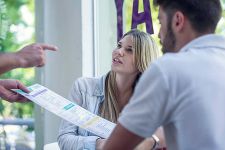 Waitress helping customer Stock Photo - Premium Royalty-Free, Code: 632-09192320