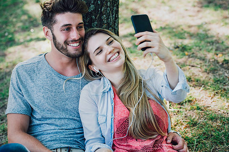 simsearch:6108-08662626,k - Young couple listening to music and taking selfie with a smartphone Stockbilder - Premium RF Lizenzfrei, Bildnummer: 632-09192470