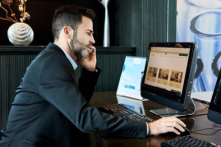 formal mouse computer - Businessman working on computer in hotel Photographie de stock - Premium Libres de Droits, Code: 632-09254547