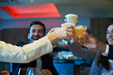 simsearch:632-09039777,k - Business people toasting drink at bar Stockbilder - Premium RF Lizenzfrei, Bildnummer: 632-09254582